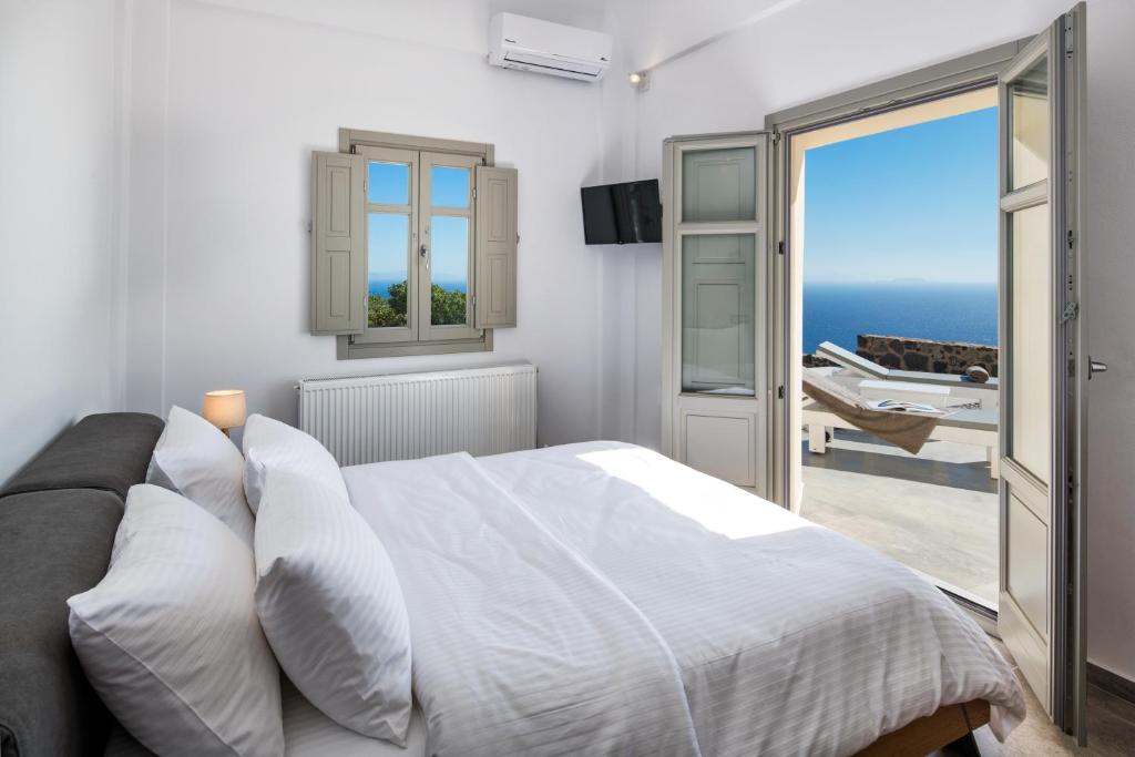Łóżko lub łóżka w pokoju w obiekcie Theano Cave Suites & Villas