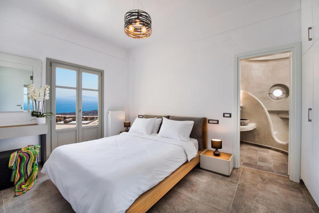 Łóżko lub łóżka w pokoju w obiekcie Theano Cave Suites & Villas