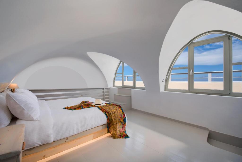 Łóżko lub łóżka w pokoju w obiekcie Theano Cave Suites & Villas