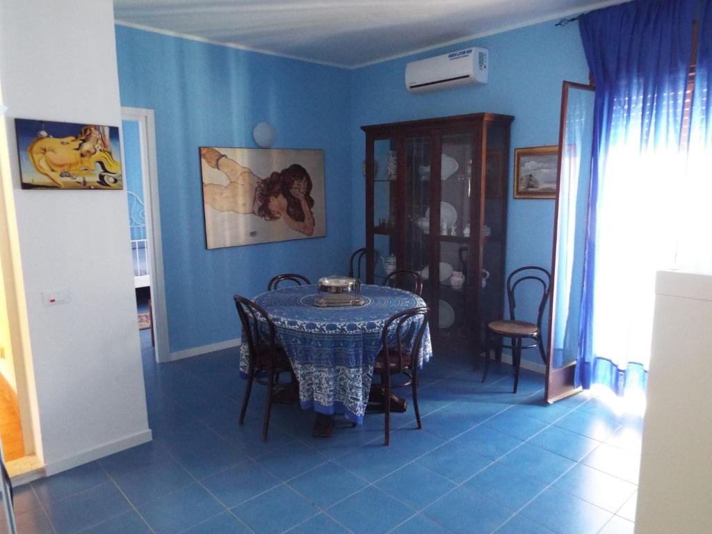カステッランマーレ・デル・ゴルフォにあるLe Case di VirGin 2の青いダイニングルーム(テーブル、椅子付)