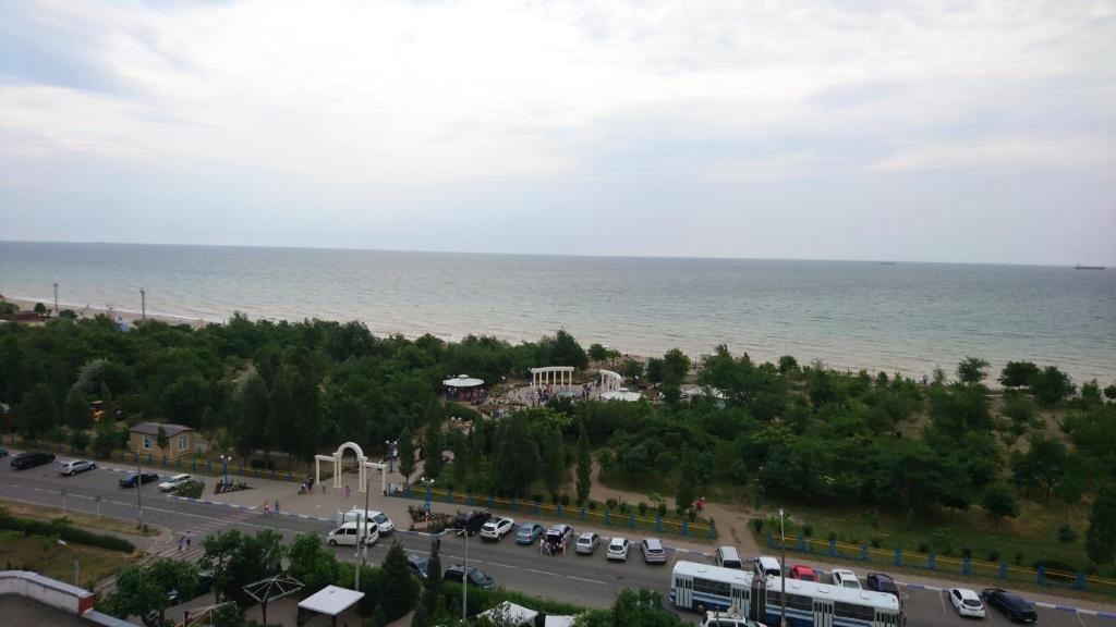 ユージヌィにあるPodobovo Yuzhne Prymorska 1 liniyaの海辺の駐車場の景色