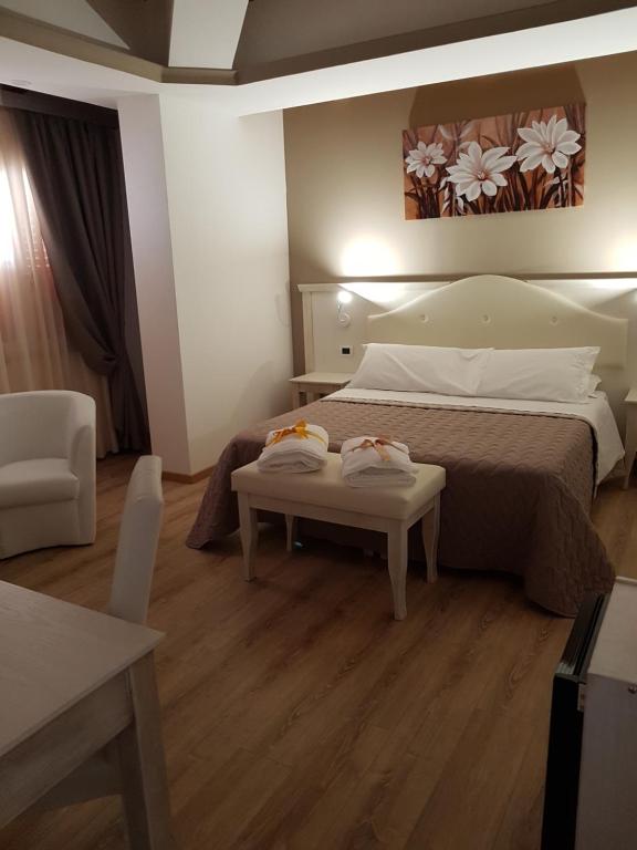 um quarto com uma cama e uma mesa com toalhas em San Pietro em Mileto