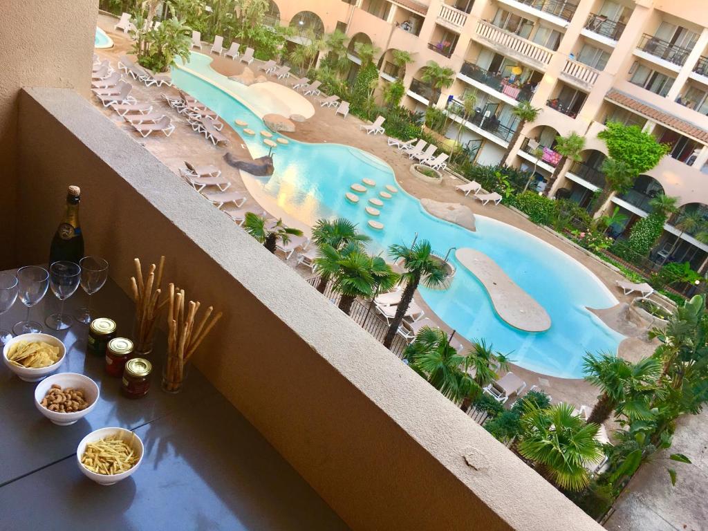 - une vue sur la piscine depuis le balcon du complexe dans l'établissement Cannes Pool & Beach, à Cannes