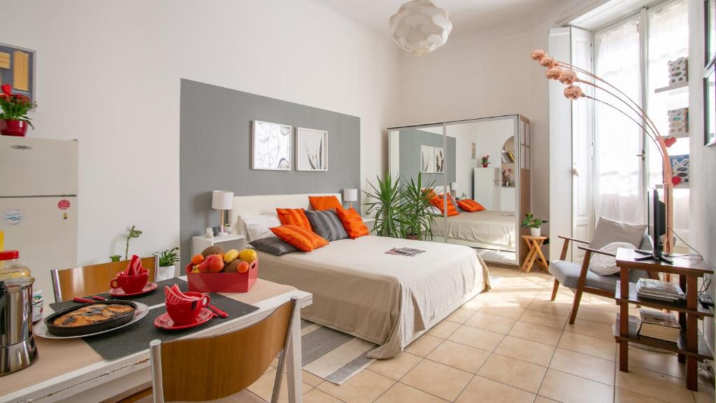 una camera da letto con un letto e un tavolo con frutta di Spazio Isola- free WiFi a Milano