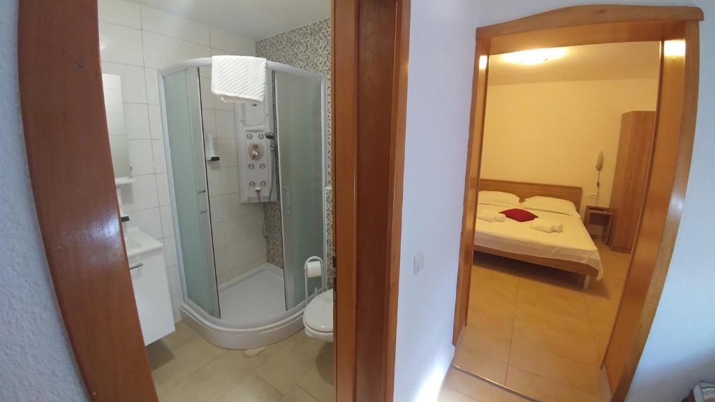 A bathroom at Pansion Karoca