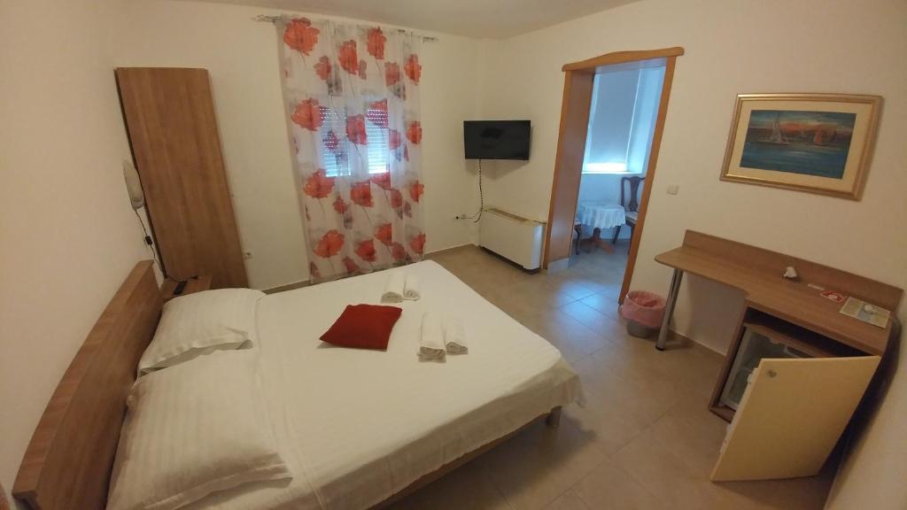 A bed or beds in a room at Pansion Karoca