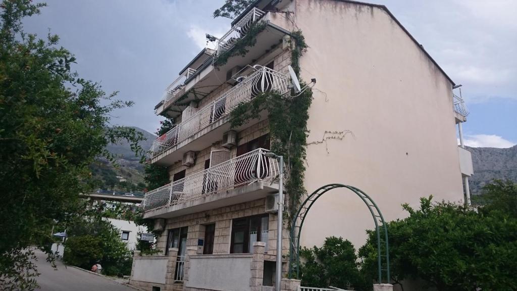 um edifício com um arco na lateral em Apartmani Tina em Podgora