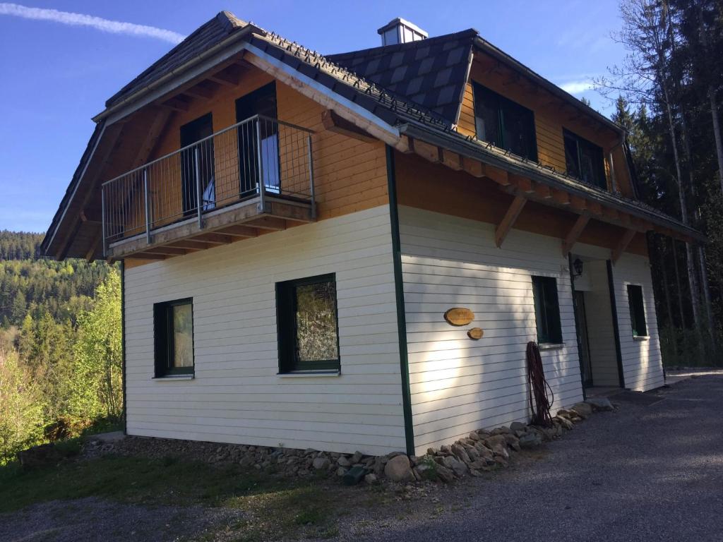 a house with a balcony on the side of it at Titisee Haus Vogelnest in Titisee-Neustadt