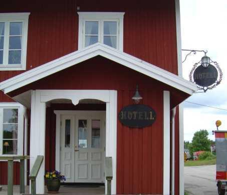 een rood gebouw met een bord met de tekst 'shutdown' bij Hotell Mellanfjärden in Jättendal