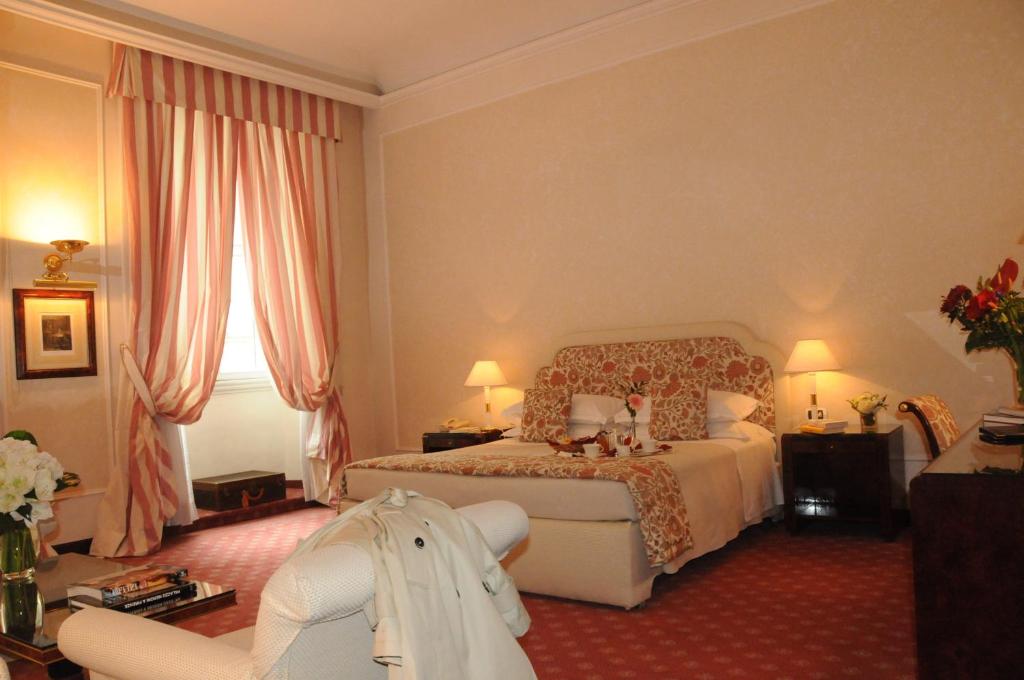 Łóżko lub łóżka w pokoju w obiekcie Hotel De La Ville