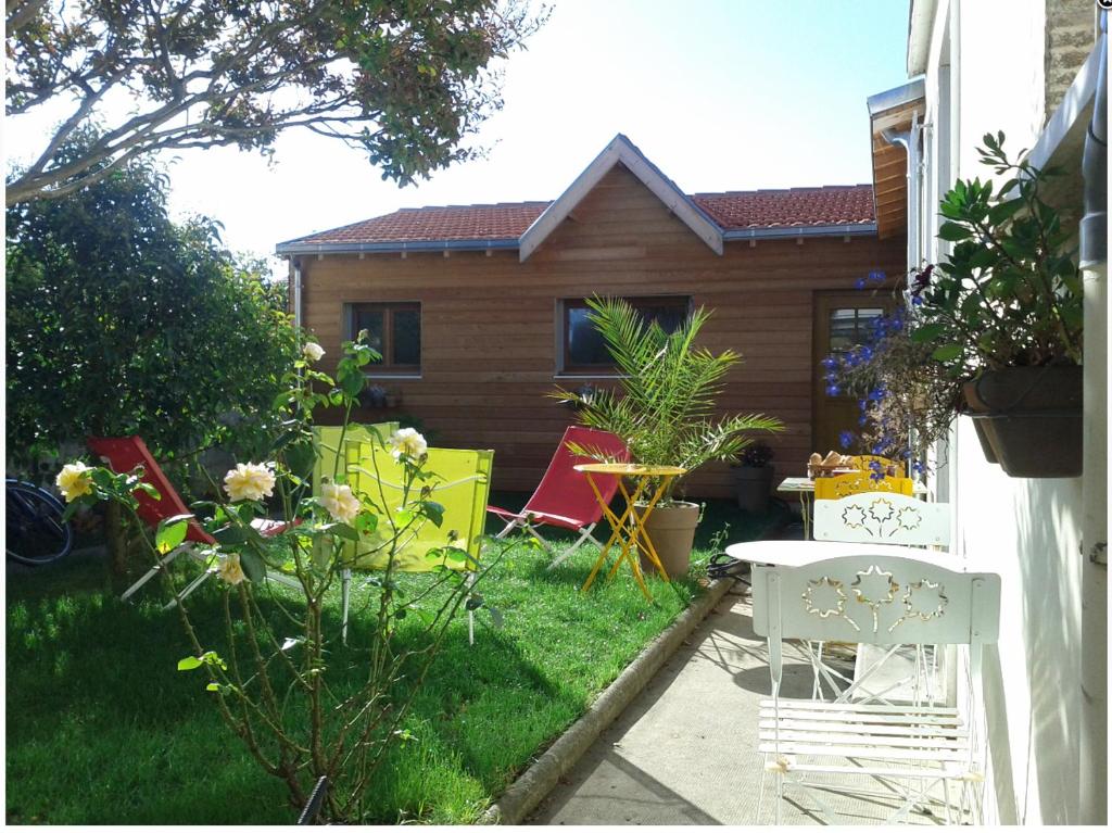 ラ・ロシェルにあるL'Escale Marine - Couette et Caféの小さな庭(家、テーブル、椅子付)
