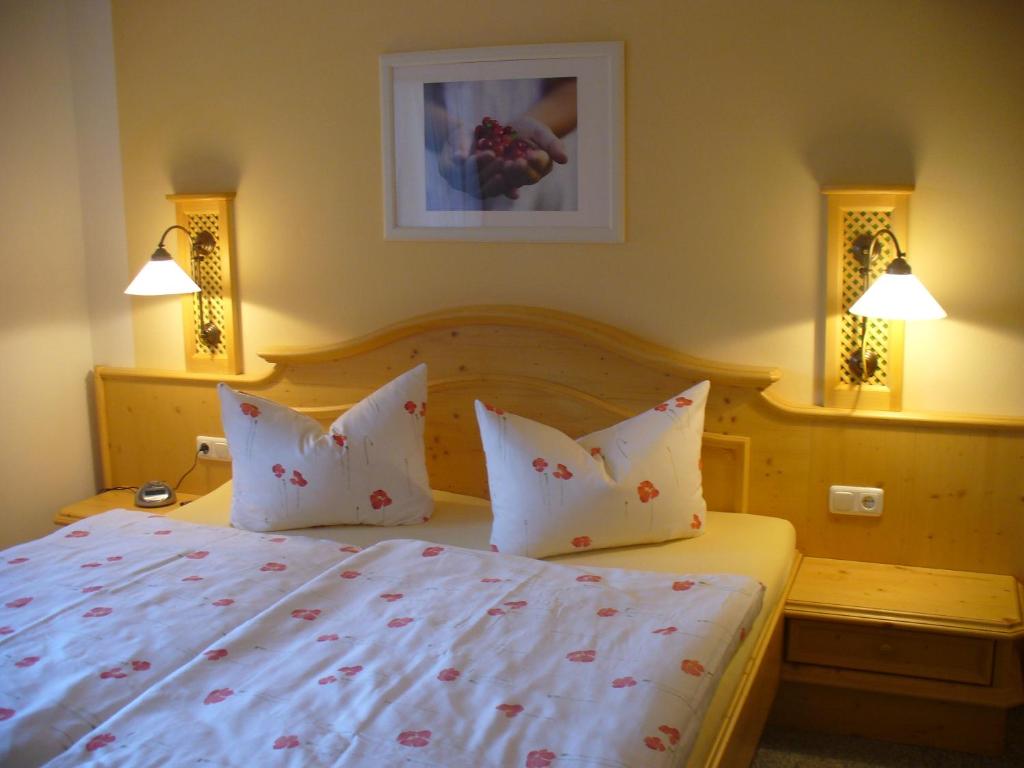 Postel nebo postele na pokoji v ubytování Pension Waldklause, Doppelzimmer mit Balkon, Dusche, WC