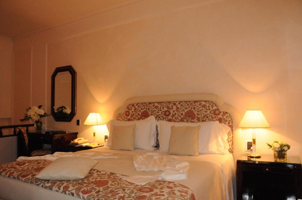 Łóżko lub łóżka w pokoju w obiekcie Hotel De La Ville
