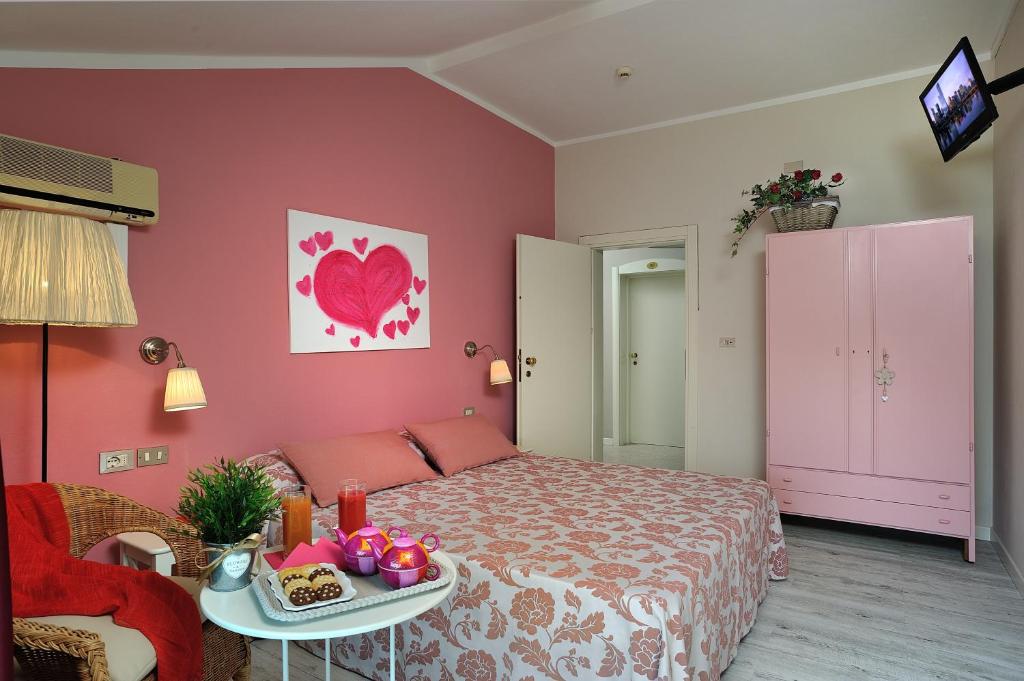 A bed or beds in a room at Hotel Roma