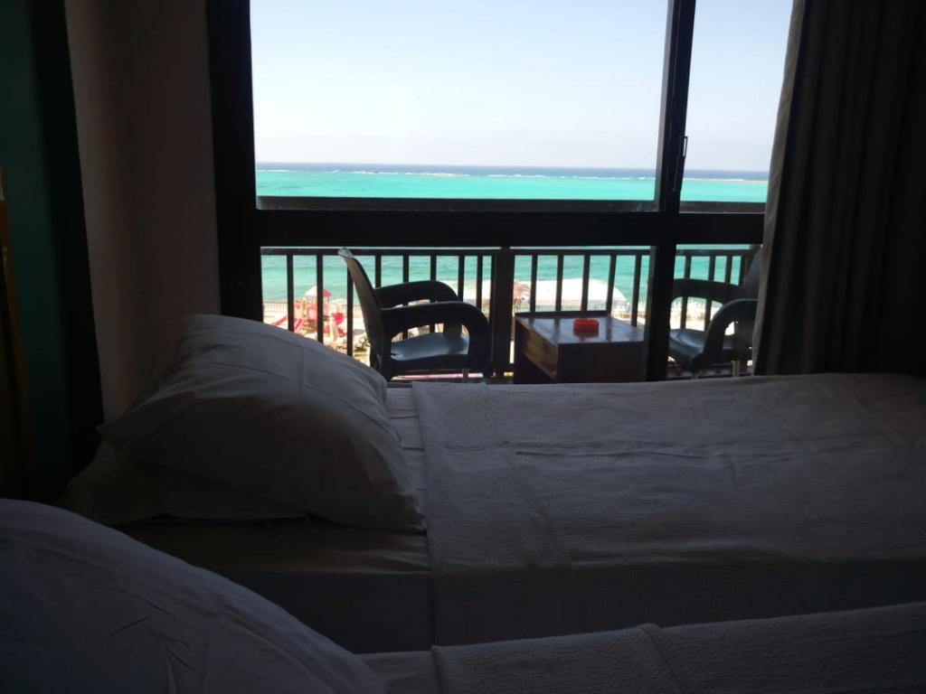 Postel nebo postele na pokoji v ubytování Royal Crown Hotel Marsa Matruh عائلات فقط