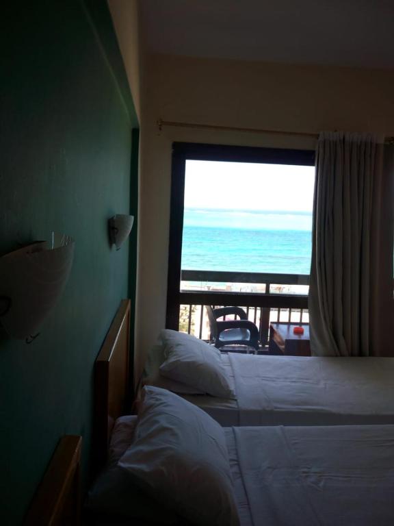 Postel nebo postele na pokoji v ubytování Royal Crown Hotel Marsa Matruh عائلات فقط