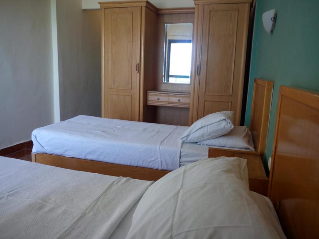 Postel nebo postele na pokoji v ubytování Royal Crown Hotel Marsa Matruh عائلات فقط