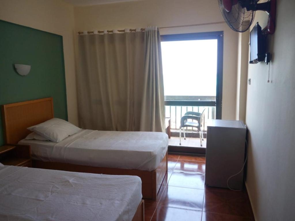 Postel nebo postele na pokoji v ubytování Royal Crown Hotel Marsa Matruh عائلات فقط