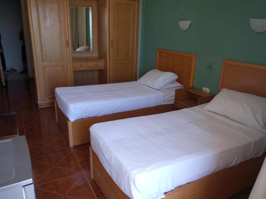Postel nebo postele na pokoji v ubytování Royal Crown Hotel Marsa Matruh عائلات فقط