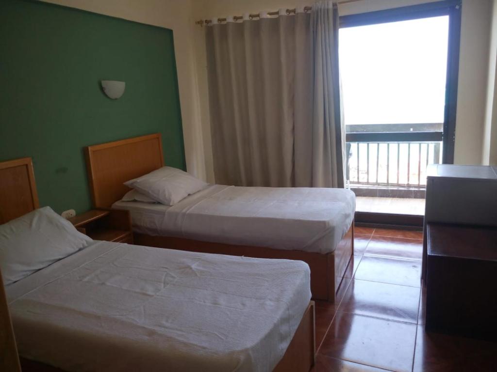 Postel nebo postele na pokoji v ubytování Royal Crown Hotel Marsa Matruh عائلات فقط