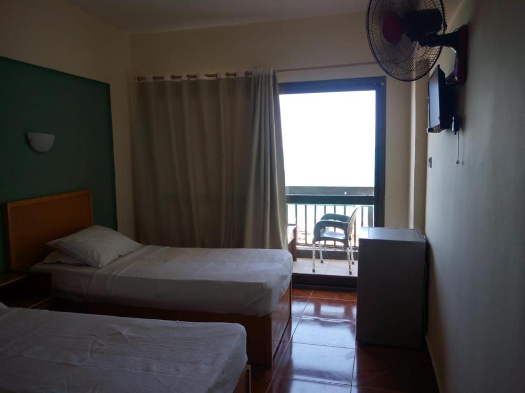 Postel nebo postele na pokoji v ubytování Royal Crown Hotel Marsa Matruh عائلات فقط