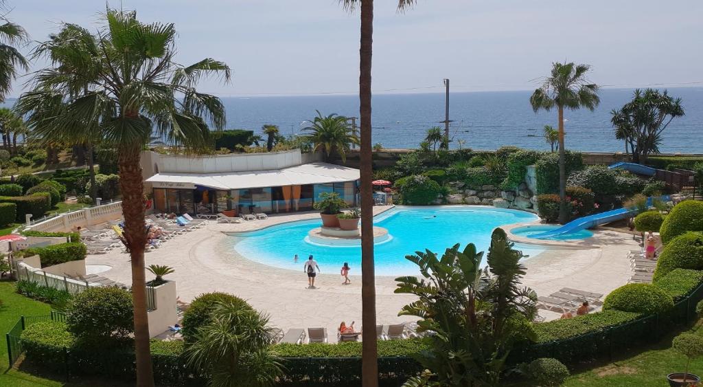 une vue aérienne d'une piscine dans un complexe hôtelier dans l'établissement Sea view La Palme d'Azur apartment steps away from the beach and perfect for holidays & business trips, à Cannes