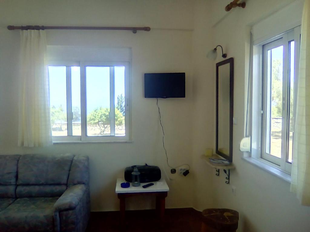 TV a/nebo společenská místnost v ubytování Kalivakia View