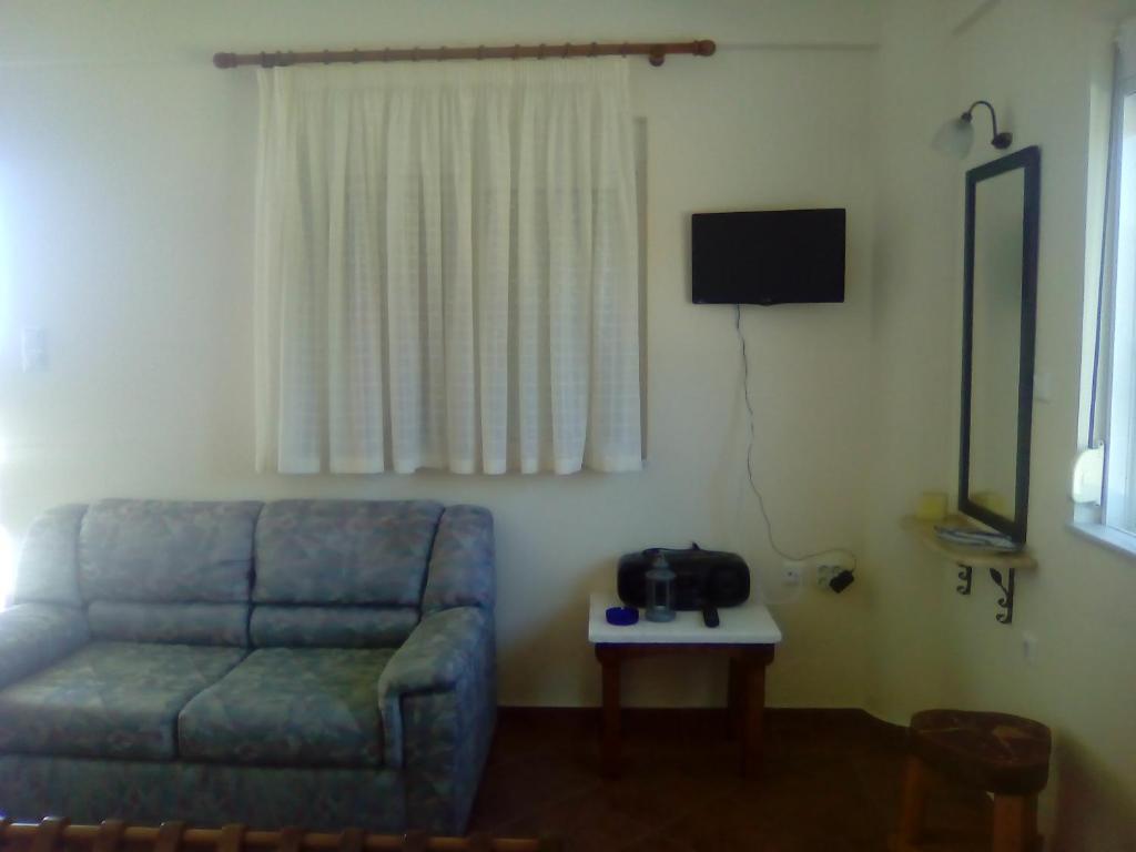 TV a/nebo společenská místnost v ubytování Kalivakia View