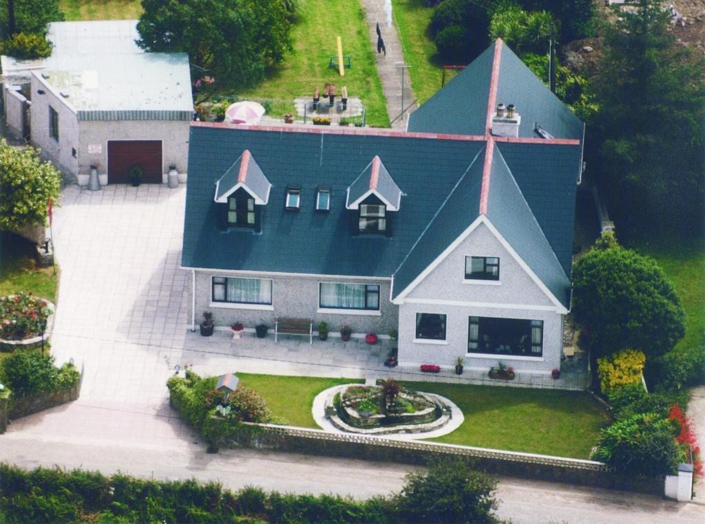 uma vista aérea de uma casa com um telhado azul em Melrose B&B em Clonakilty