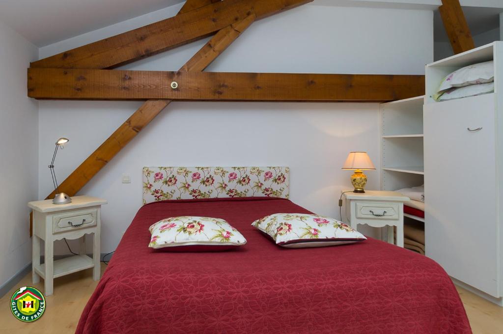 モアランにあるLa Pastoraleのベッドルーム1室(赤いベッド1台、枕2つ付)