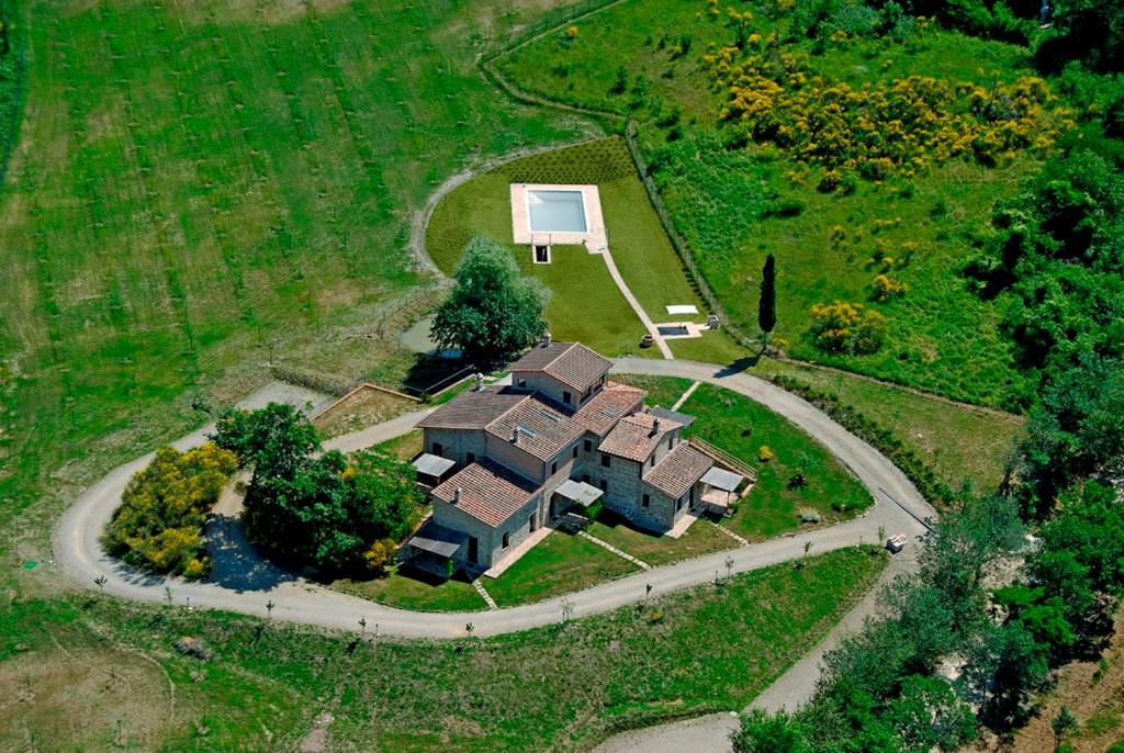 una vista aérea de una casa con un aro de baloncesto en La Fornace di San Galgano en Frosini