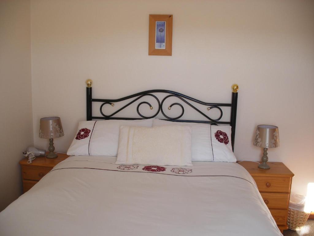 Postel nebo postele na pokoji v ubytování Doolin Cottage Accommodation