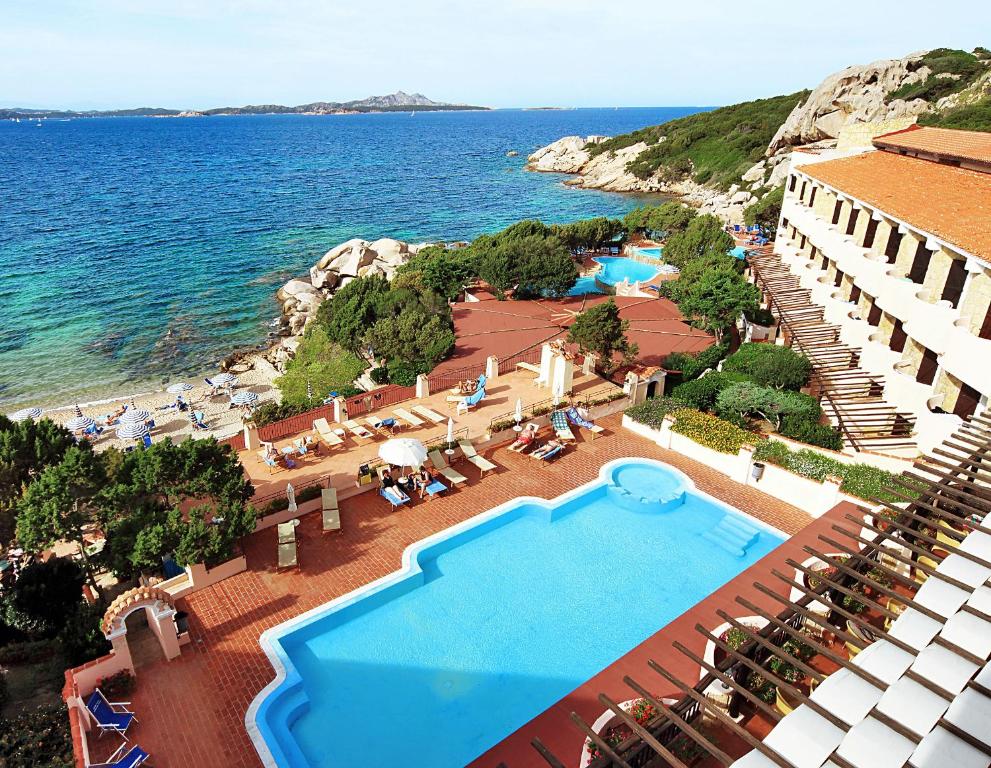 uma vista aérea de um resort com uma piscina em Grand Hotel Smeraldo Beach em Baja Sardinia