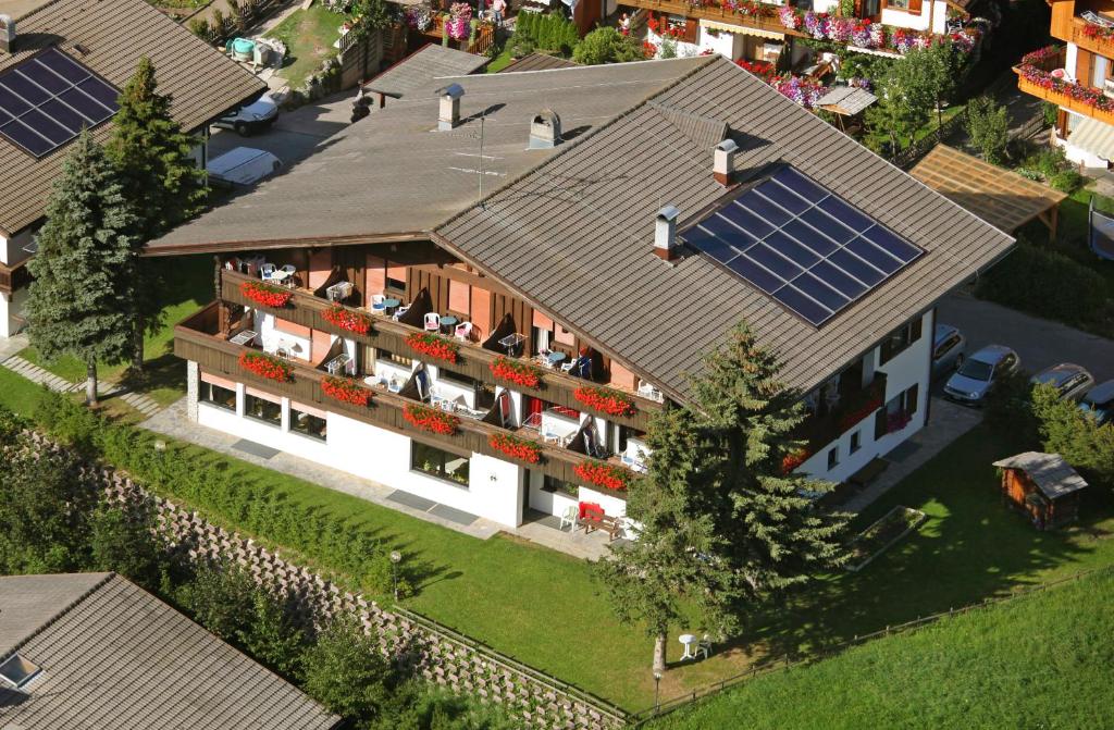 een luchtzicht op een huis met zonnepanelen op het dak bij Residence Nordik in Sesto