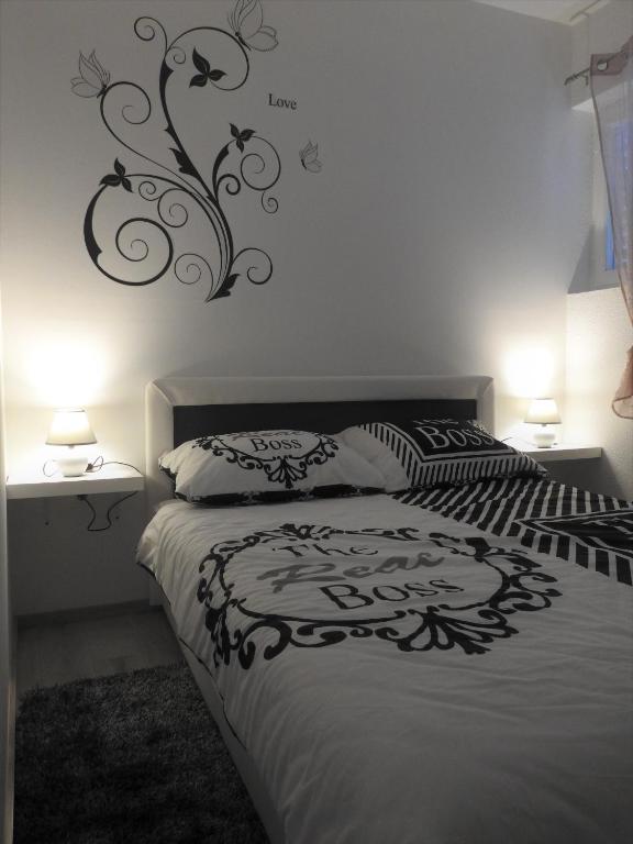 Tempat tidur dalam kamar di Sweet Dreams Apartment