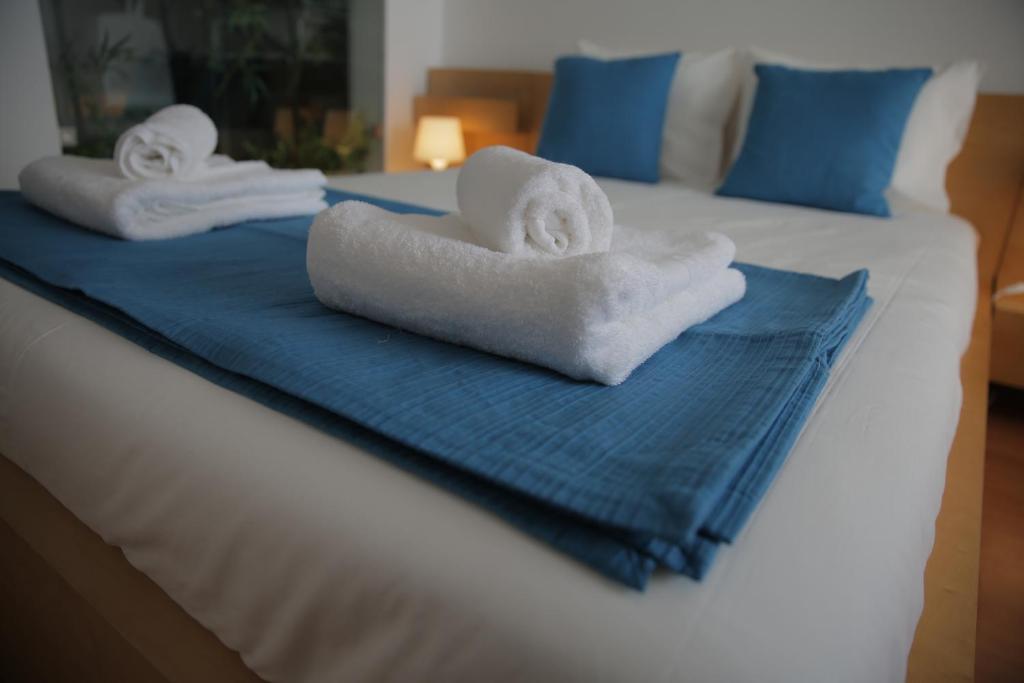 un letto con asciugamani sopra di Braancamp 65 a Porto