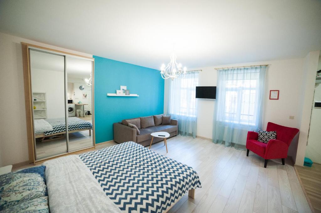 リヴィウにあるCity Center Apartmentのベッドルーム1室(ベッド1台付)、リビングルームが備わります。