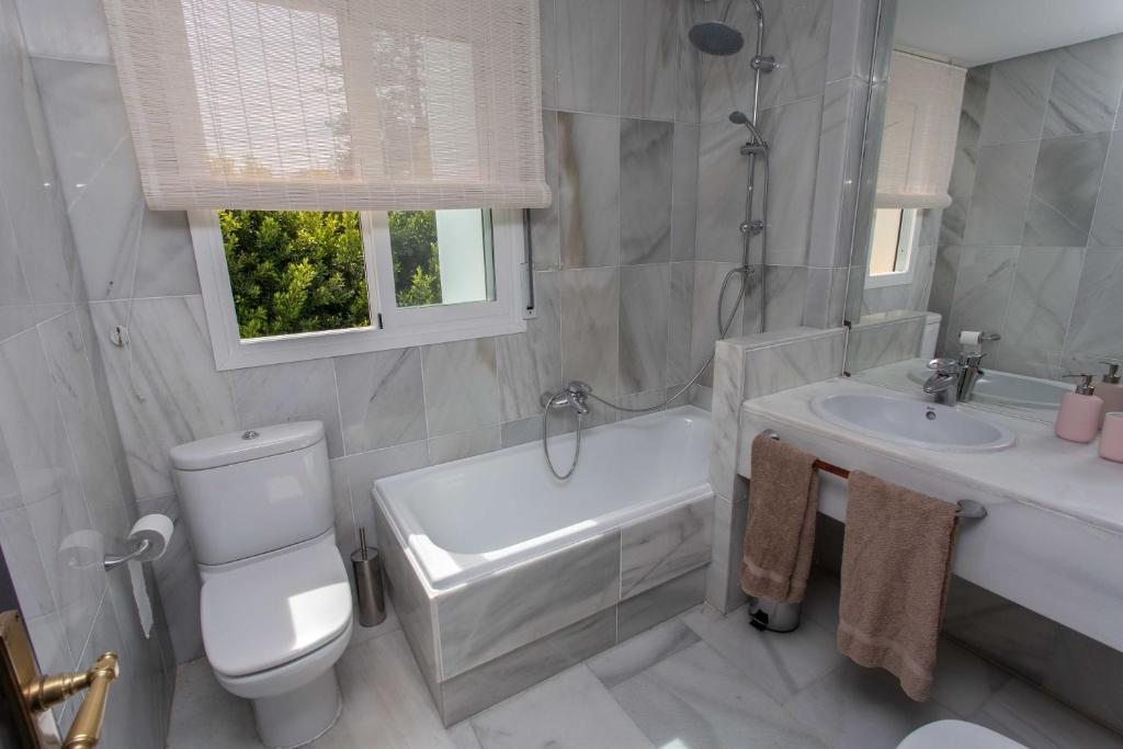 Kúpeľňa v ubytovaní Villa Venecia, Apartamento de Lujo en 1º línea de playa + parking