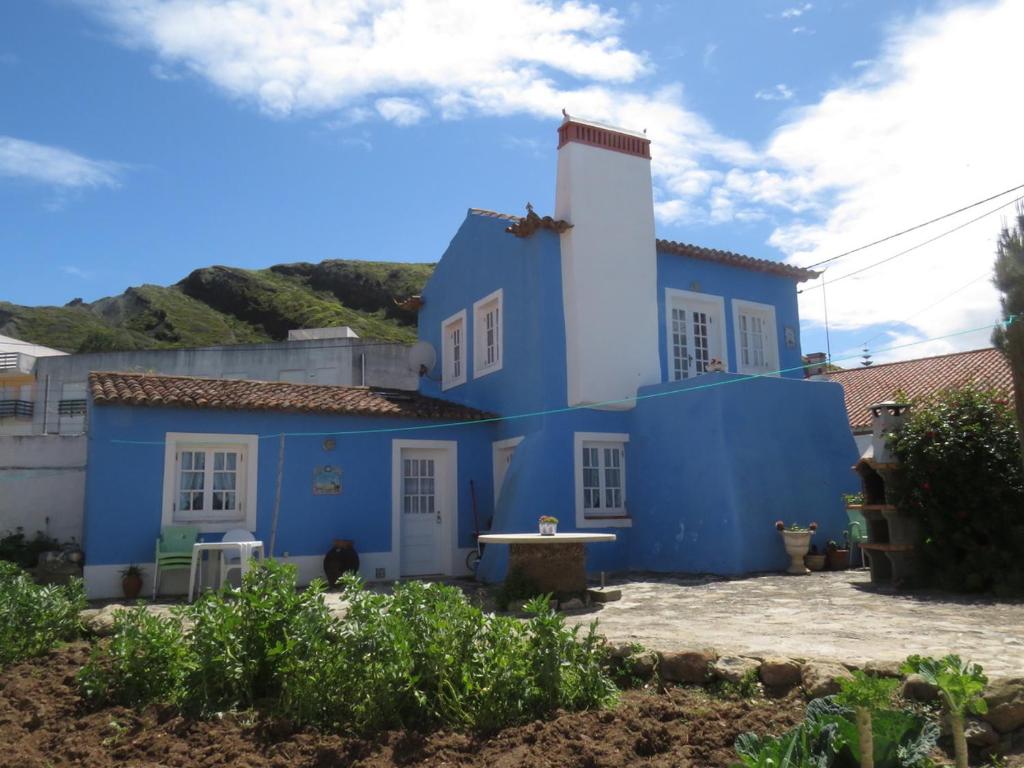 ein blau-weißes Haus mit einem weißen Turm in der Unterkunft Casa Azul in Nazaré