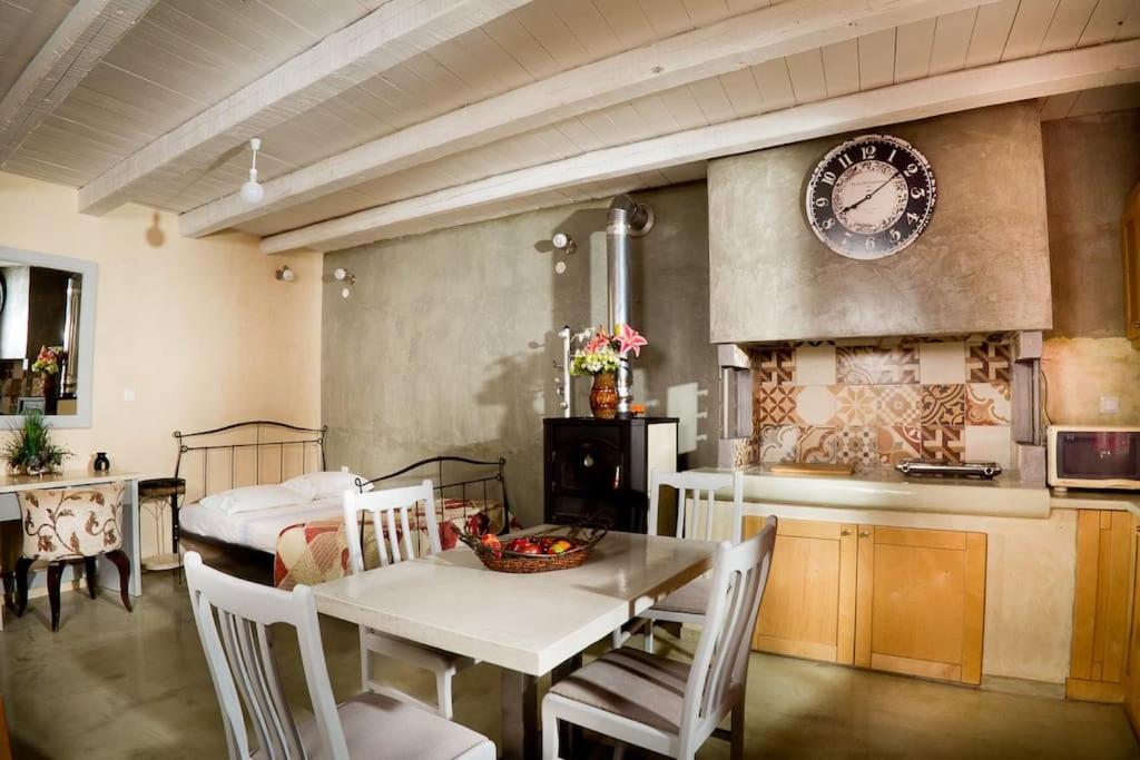 una cucina e una sala da pranzo con tavolo e sedie di Ierapetra Garden House a Ierápetra