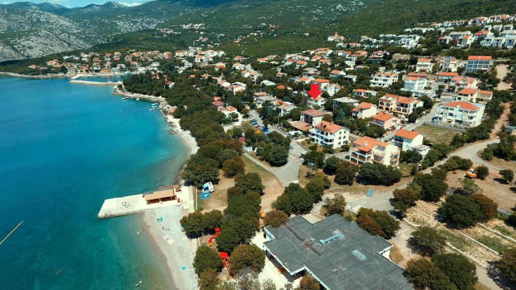 z góry widok na plażę z domami i ocean w obiekcie Apartments Valentinovo w mieście Klenovica