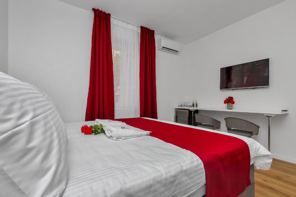 Postel nebo postele na pokoji v ubytování Luxury Rooms Paradise Garden