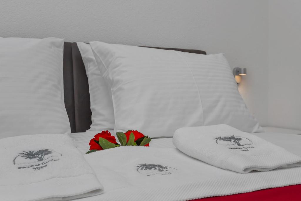 Postel nebo postele na pokoji v ubytování Luxury Rooms Paradise Garden