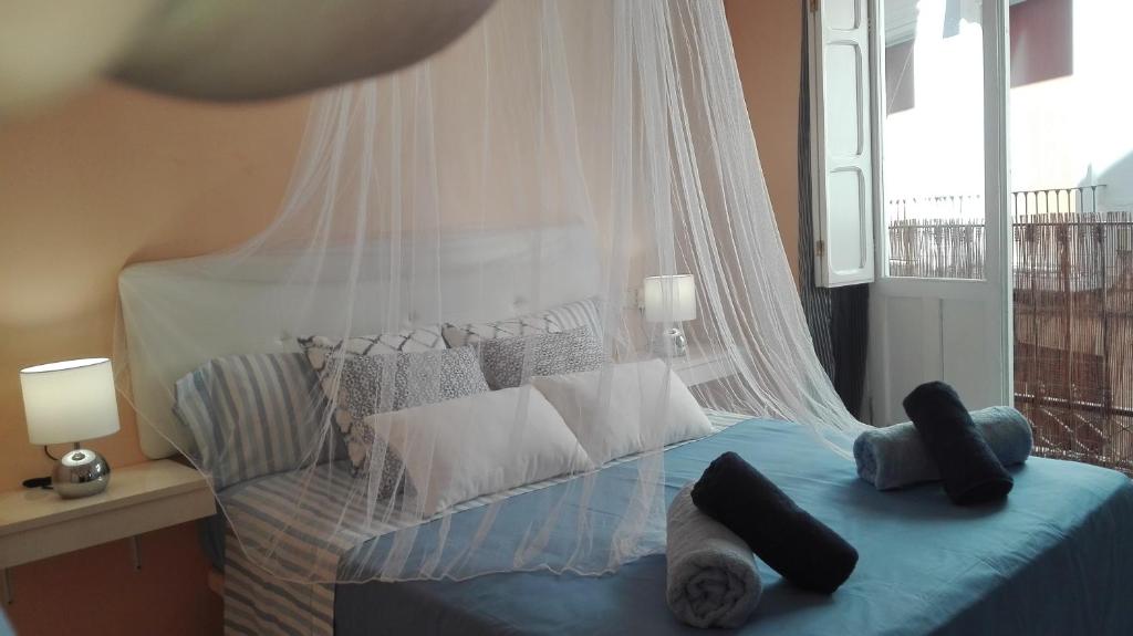 A bed or beds in a room at Apartamentos Oscar