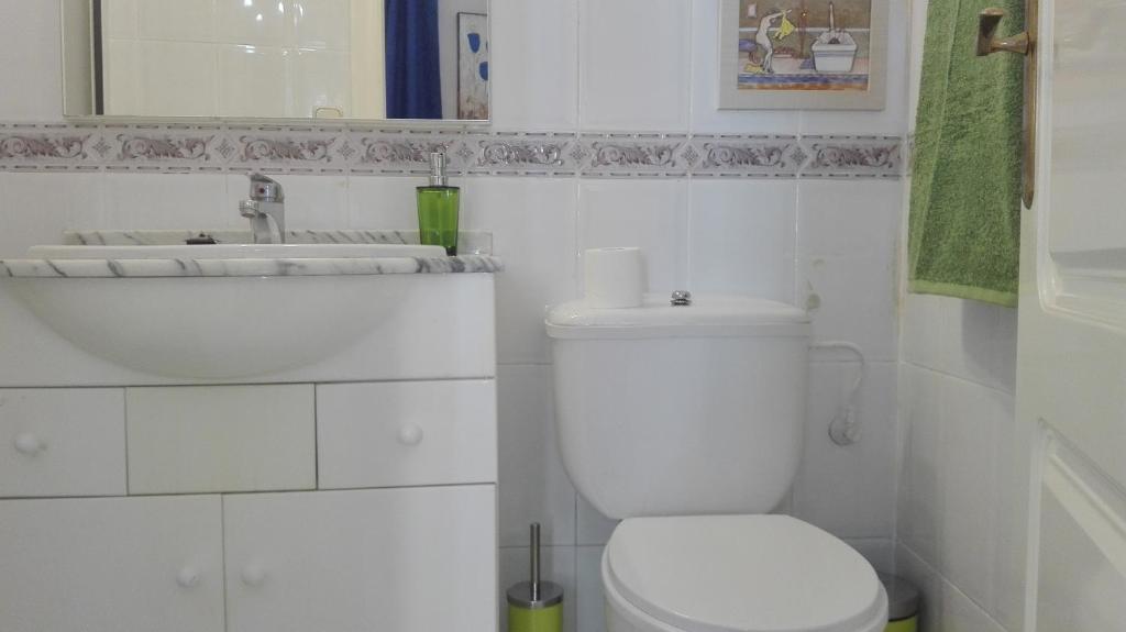 A bathroom at Apartamentos Oscar