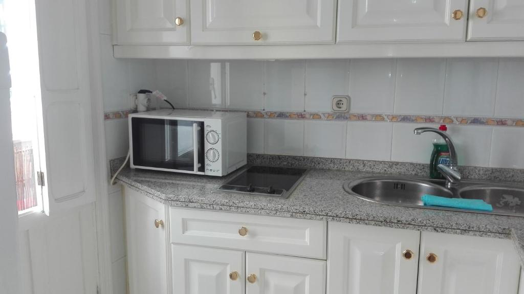 A kitchen or kitchenette at Apartamentos Oscar