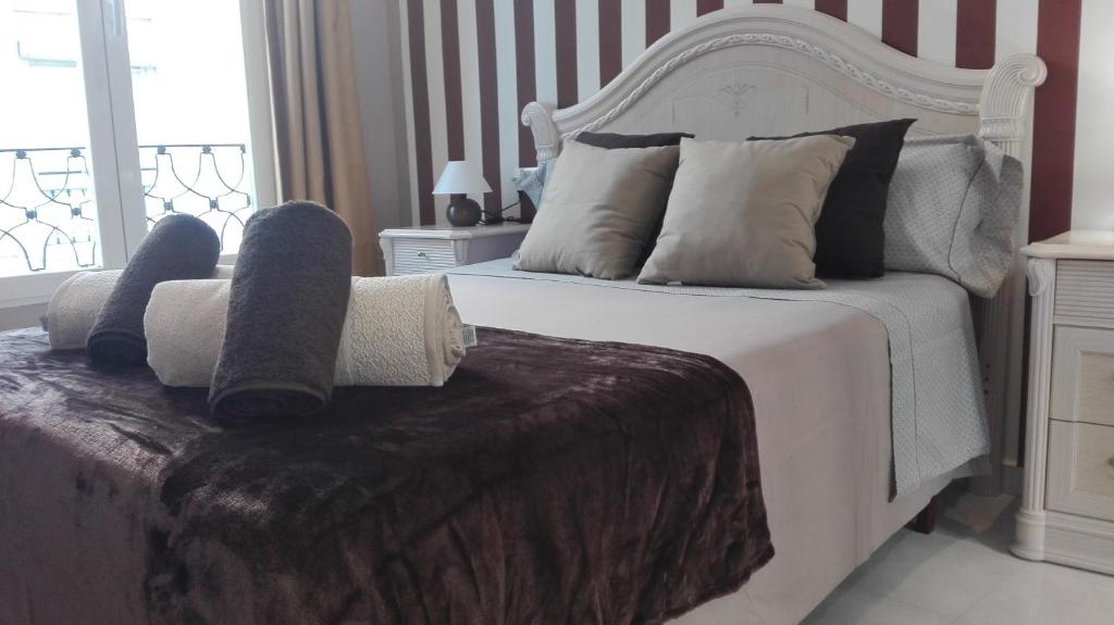 A bed or beds in a room at Apartamentos Oscar