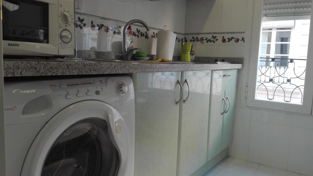 A kitchen or kitchenette at Apartamentos Oscar
