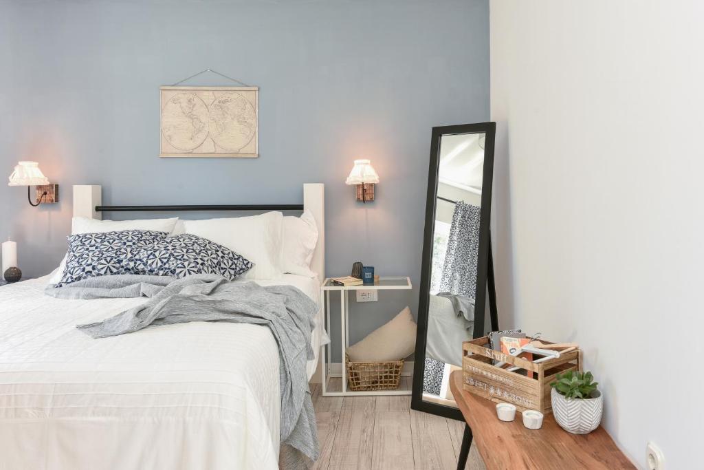 een slaapkamer met een groot bed en een spiegel bij Apartment Nemo in Zadar