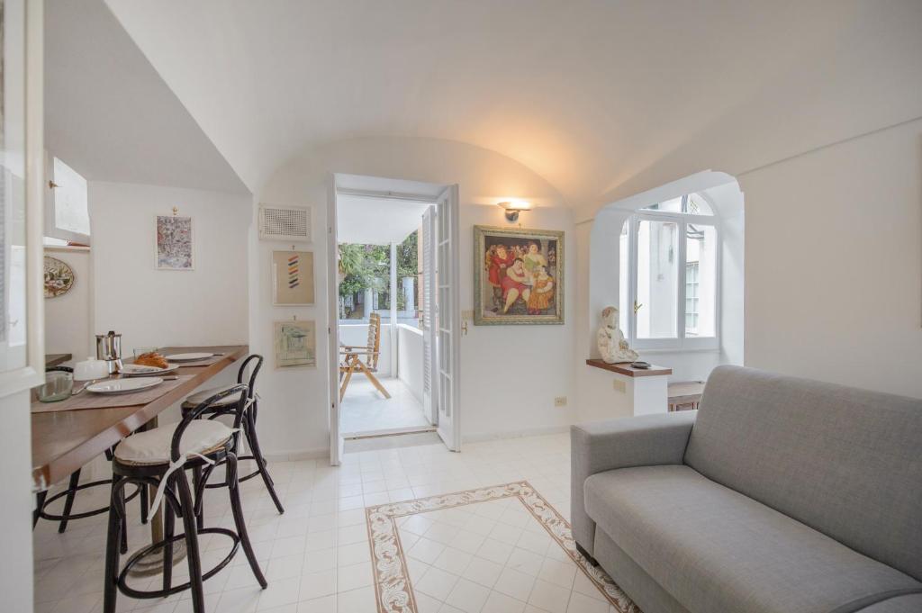 Zona d'estar a Tragara 12C Art House, Capri